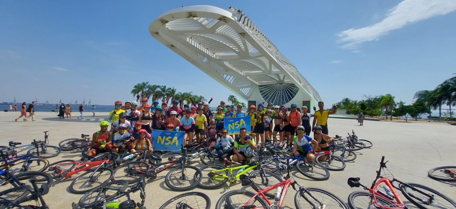 Grupo do NSA Cicloturismo com as bicicletas no Museu do Amanhã, no Rio de Janeiro